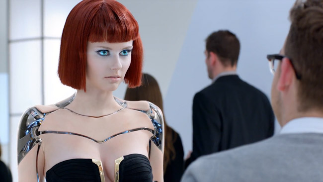 Yeni Kia Forte’yi seksi robotlar koruyor