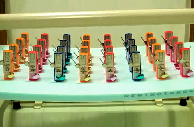 Sallanarak senkronize olan 32 metronom Sallanarak senkronize olan 32 metronom