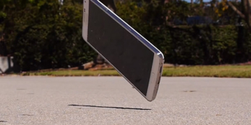 Galaxy Note 3'ü yerden yere vurdular
