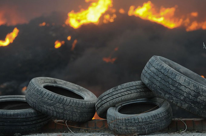 İngiltere'de yaklaşık 15.000 ton lastik yandı İngiltere'de yaklaşık 15.000 ton lastik yandı