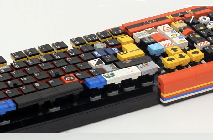 Tamamen orijinal LEGO parçalarından klavye yaptı