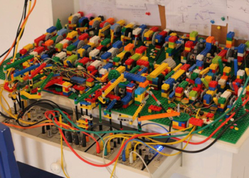 Lego ile yapılan müzik makinesi
