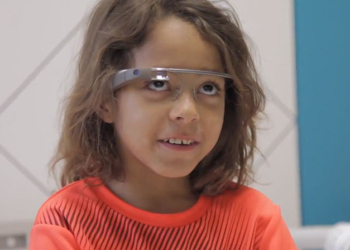 Hasta çocuklar Google Glass ile neşelendi