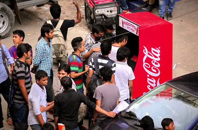 Coca-Cola’dan pet şişe ile çalışan atari oyun maknesi