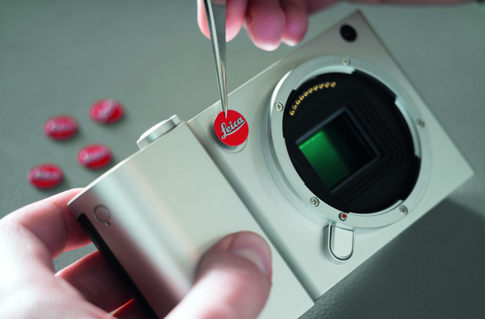 Leica'dan yeni modelinde büyüleyici alüminyum işçiliği Leica'dan yeni modelinde büyüleyici alüminyum işçiliği