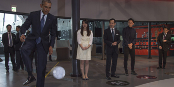 Amerikan başkanı Japon robot ile top oynadı