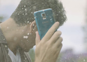 Video: Samsung'dan su ve toz geçirmeyen yeni bir Galaxy S5 reklamı