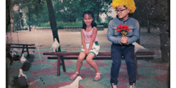 Bu garip Çinli kız arkadaşının çocukluk fotolarına kendisini fotoşopladı!