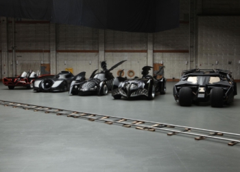 Yeni "Batmobile" örtünün altından kendini gösterdi