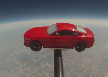 Video: Ford Mustang'i uzaya yolladılar