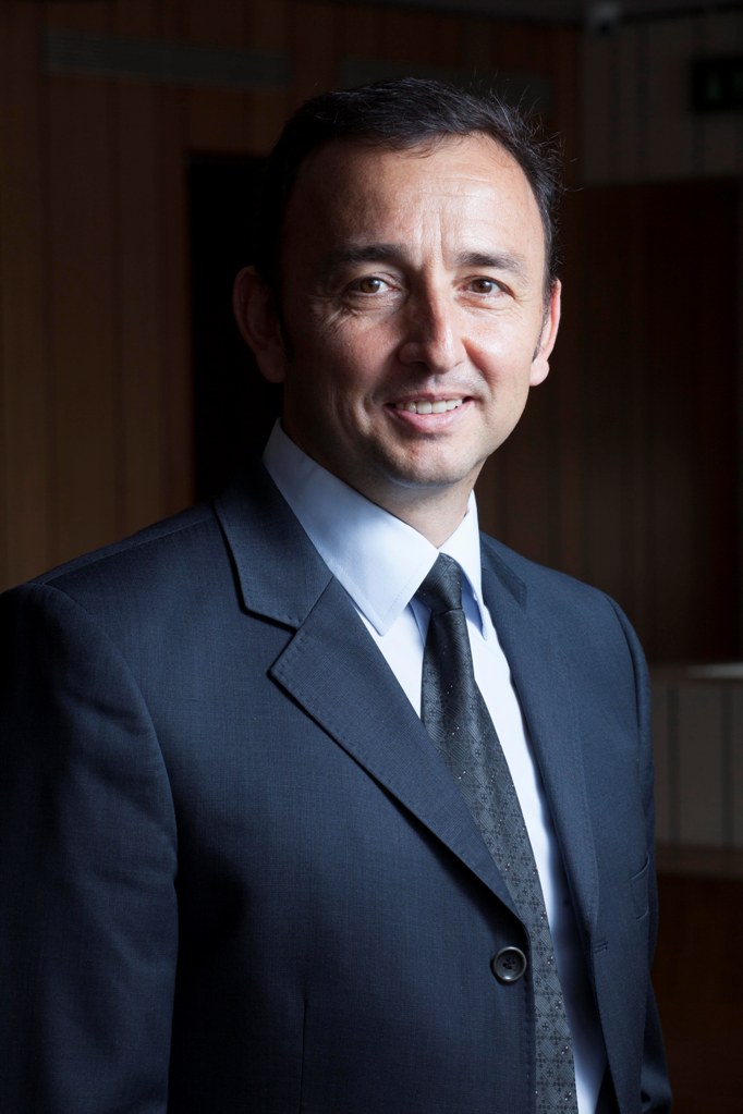 IDC verilerine göre kablosuz ağ pazarında dünya lideri TP-LINK, Türkiye’deki başarılarını da sürekli artırmaya devam ediyor. 2008 yılından bu yana Türkiye’de satılan TP-LINK ürün sayısı geçtiğimiz günlerde 6 milyon adede ulaştı.   2008 yılında distribütör aracılığıyla Türkiye pazarına giren TP-LINK, 2010 yılı sonbaharında Türkiye’de kendi ofisini açtı. Çok kısa bir süre içinde önemli başarılar elde ettiklerini belirten TP-LINK Ülke Müdür Yardımcısı Ali Dinçer, “Zengin ürün gurubumuzla tüketicilere bol seçenek sunduk. Kaliteli kablosuz ağ ürünlerinin uygun fiyata olabileceğini gösterdik. Böylece hem dünyada hem de Türkiye’de en çok satılan kablosuz ağ markası haline geldik” dedi. Mayıs 2014 itibarıyla Türkiye’de 6 milyonuncu ürün satışını gerçekleştirdiklerini söyleyen Dinçer, başta distribütörler olmak üzere iş ortaklarına ve TP-LINK Türkiye ekibine teşekkürlerini sundu. Tüm iş ortaklarıyla 10 milyonuncu satış için çalışmaya devam ettiklerini ifade eden Dinçer, birkaç yıl içinde bu rakama ulaşacaklarına inandıklarını vurguladı. Kablosuz ağ ürünleri üreticisi olan TP-LINK, modemden antene, internetin kapsama alanını genişleten çözümlerden kurumsal ağ ürünlerine kadar geniş bir ürün yelpazesine sahip. Son üç yıldır açık ara dünya kablosuz ağ (WLAN) pazarının lideri olan şirket, Türkiye pazarında da tüm ürün gruplarıyla yer alıyor. 