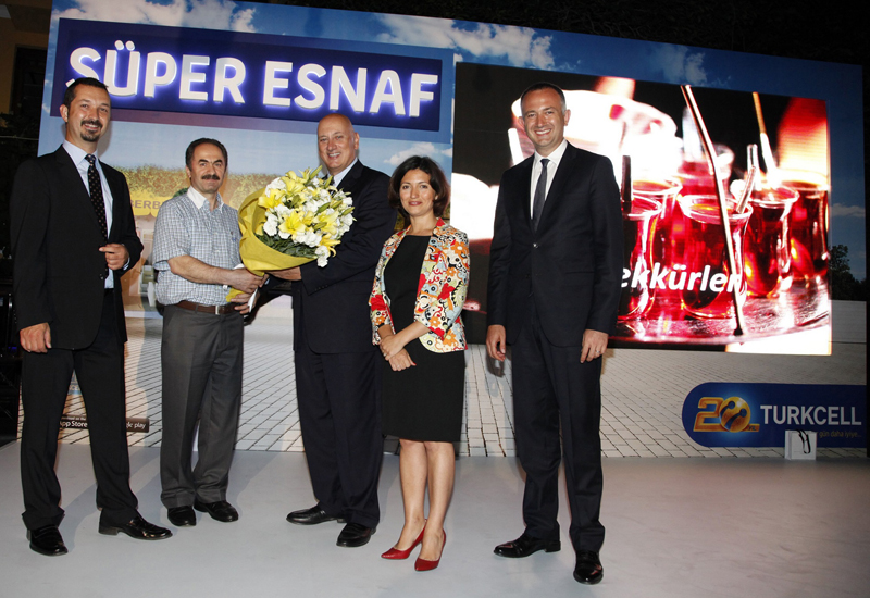 Arnavutköy esnafından Turkcell'e çiçek