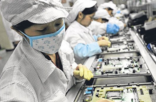 Foxconn, yeni iPhone üretimi için devreye robotları sokuyor Foxconn İşçileri
