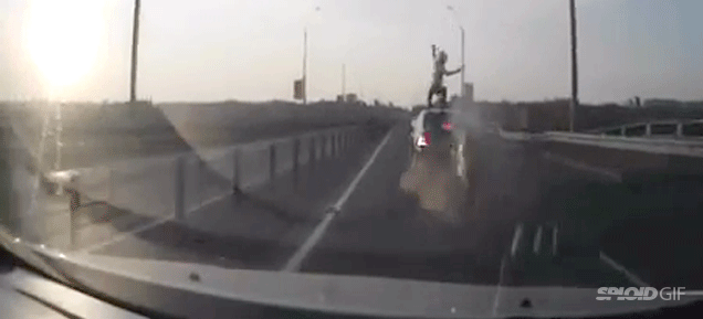 Bu motosiklet sürücüsü, dünyanın en şanslı insanı olabilir