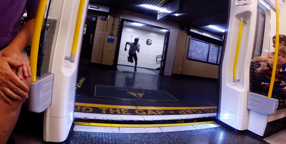 Metro ile kapışan adam