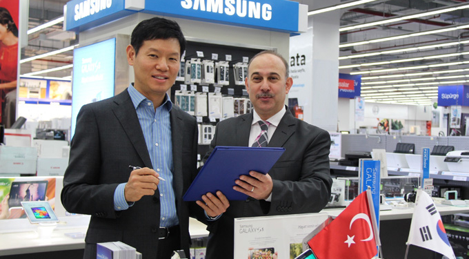 Samsung Electronics Turkiye Baskani Yoonie Joung Bimeks Genel Muduru Arif Bayraktar