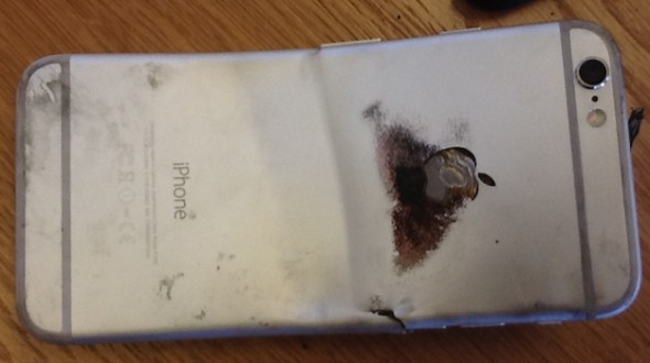 Kullanıcının bükülen ve alev alan iPhone 6 fotoğrafı