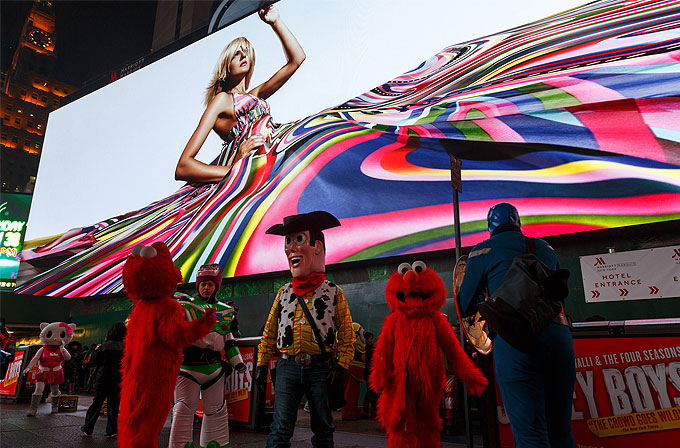Time Square'in yeni dijital reklam panosu, neredeyse futbol sahası uzunluğunda Time Square'in yeni reklam panosu