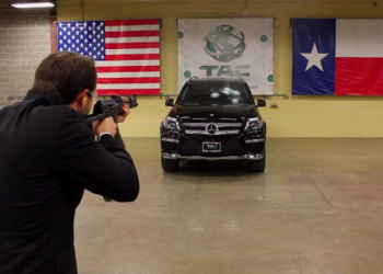 Bindiği zırhlı Mercedes'i AK-47 ile taratarak test etti