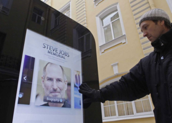 Rusya'da Steve Jobs'ın anıtı kaldırıldı
