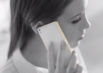 Video: Dünyanın en ince telefonuna seksi reklam