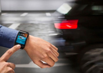BMW, akıllı saat ile aracınızı park etme imkanı sunuyor
