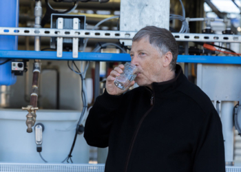 Video: Bill Gates, kanalizasyondan arıtılarak yapılan suyu içti