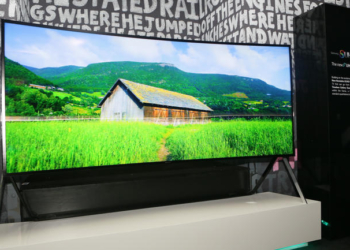 Samsung 105-inch SUHD TV ile televizyonun belini büküyor