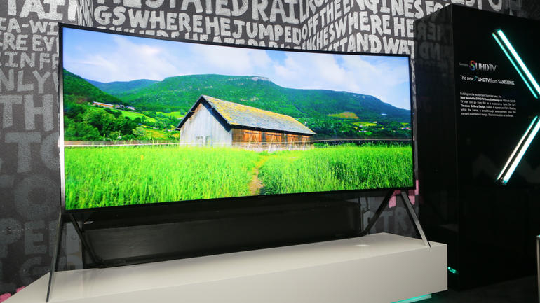 Samsung 105-inch SUHD TV ile televizyonun belini büküyor