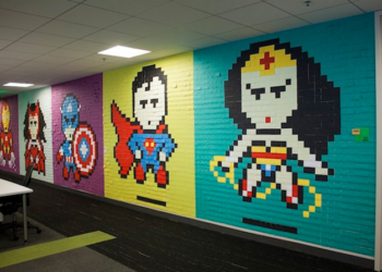 Ofis duvarında Post-it'ten süper kahramanlar