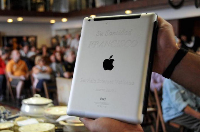 Papa'nın iPad'i 30 bin dolara satıldı