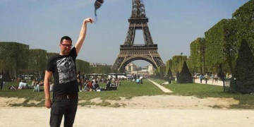 Galeri: Eiffel Kulesi'ne dokunamayan adam