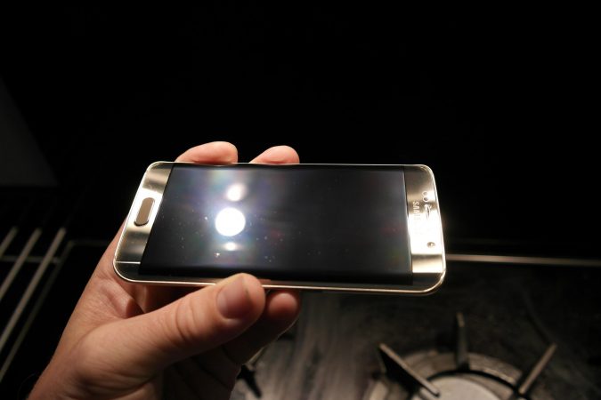 Galaxy-S6--amp-edge-scratched-by-Samsungs-Clear-View-case