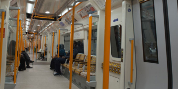 Londra treninde iPhone'nunu şarj eden adam tutuklandı
