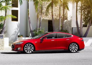 Tesla, Model S aracı için otomatik pilotu deniyor