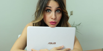 Kız Bakışı: ASUS ZenBook UX305F (Cansu Sarı)