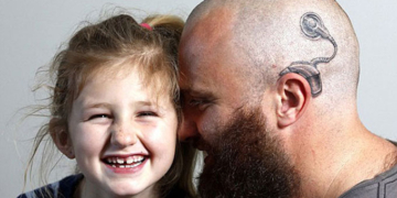 Kızı kendini farklı hissetmesin diye dövme yaptıran baba