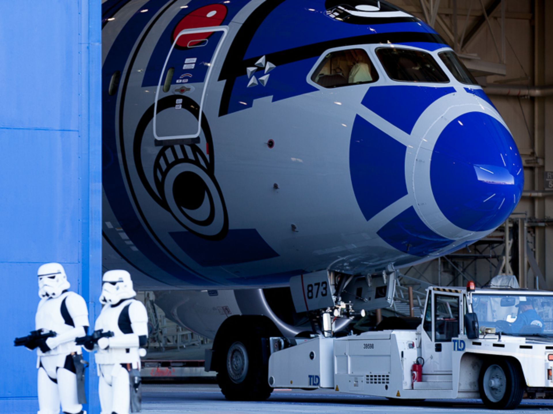 r2-d2-dreamliner-2