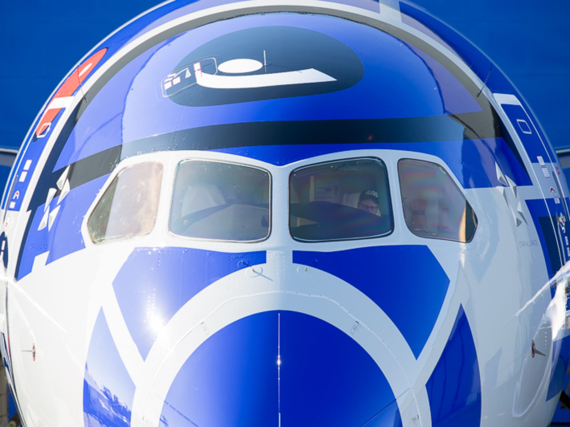 r2-d2-dreamliner-3