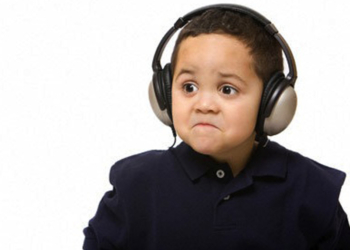 B4663K Sad boy with headphones not liking song choice