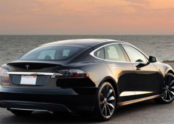 İlk Tesla Model 3, Elon Musk'a Armağan Edildi