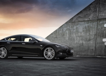Yeni Otomatik Pilotu ile Birlikte Tesla Daha Az Kazaya Karışıyor