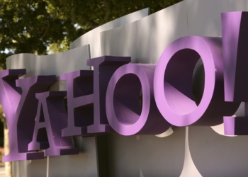 The Yahoo logo is shown at the company's headquarters in Sunnyvale, California April 16, 2013. The company will release its quarterly results on Tuesday. REUTERS/Robert Galbraith  (UNITED STATES - Tags: BUSINESS) - RTXYO3W
