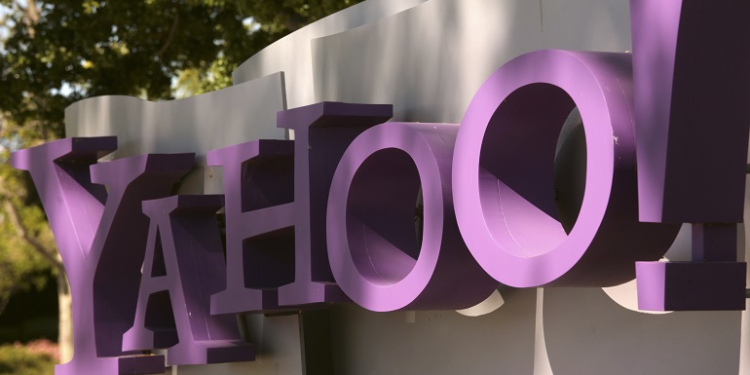 The Yahoo logo is shown at the company's headquarters in Sunnyvale, California April 16, 2013. The company will release its quarterly results on Tuesday. REUTERS/Robert Galbraith  (UNITED STATES - Tags: BUSINESS) - RTXYO3W