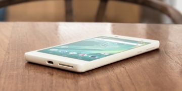 Sony Xperia E5 Kutusundan Çıkıyor