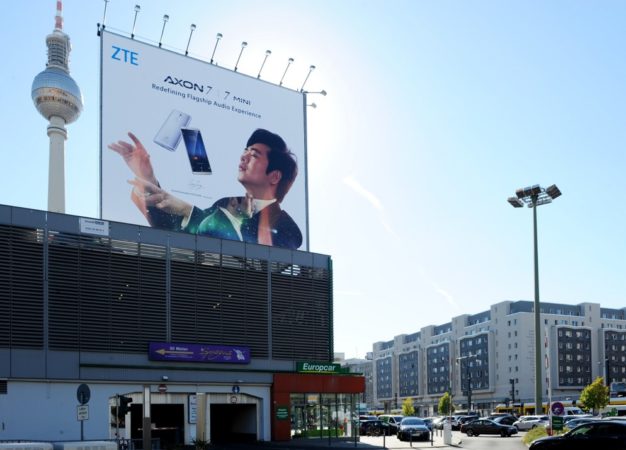 1472802097_Billboard_Axon_7