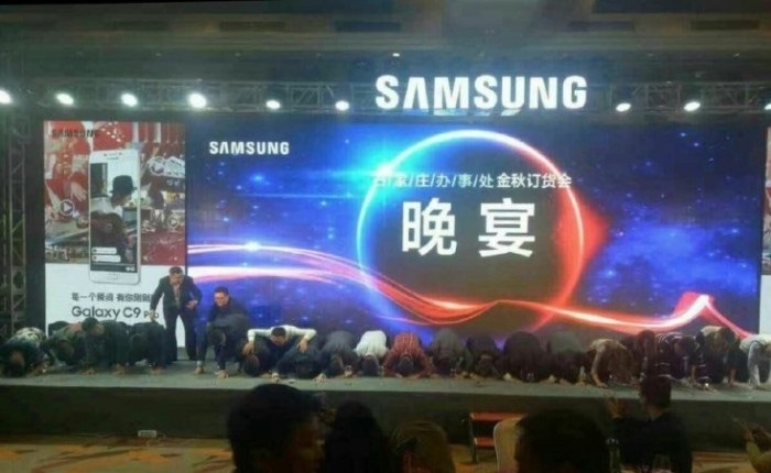 Samsung Yöneticileri, Note 7 İçin Diz Çökerek Özür Diledi Samsung Yöneticileri, Note 7 İçin Diz Çökerek Özür Diledi