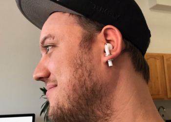 AirPods Kullanmak İçin Operasyon Geçirdi