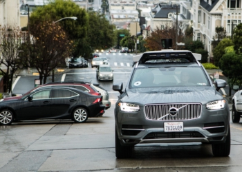 Uber'in Sürücüsüz Aracı San Francisco'da Kırmızı Işıkta Geçti