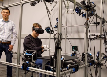 Mark Zuckerberg, Oculus VR Eldivenlerinin Prototiplerini Denedi